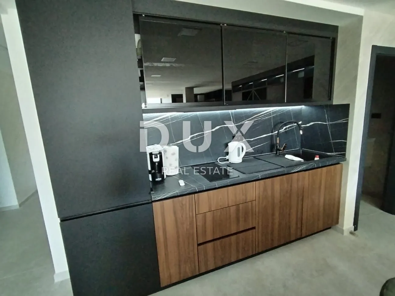 istra,medulin- luksuzna vila 150m od mora! - slika 105