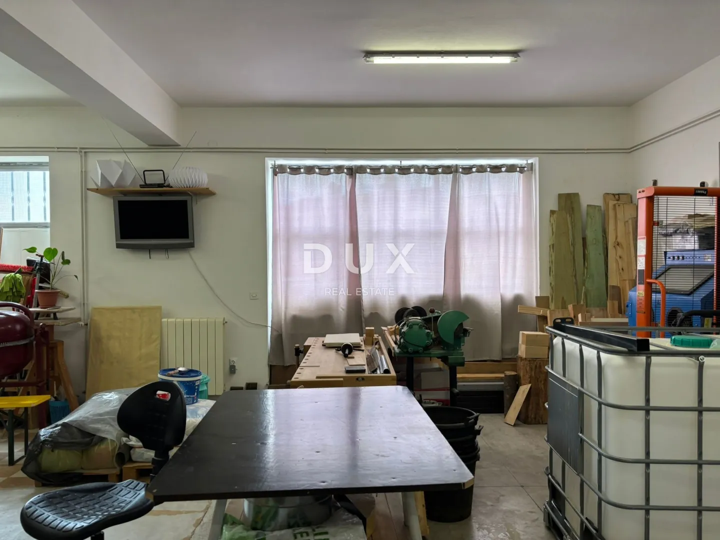 istra, pula - kuća s prostranim stanom, garažom i velikim poslovnim prostorom! - slika 48