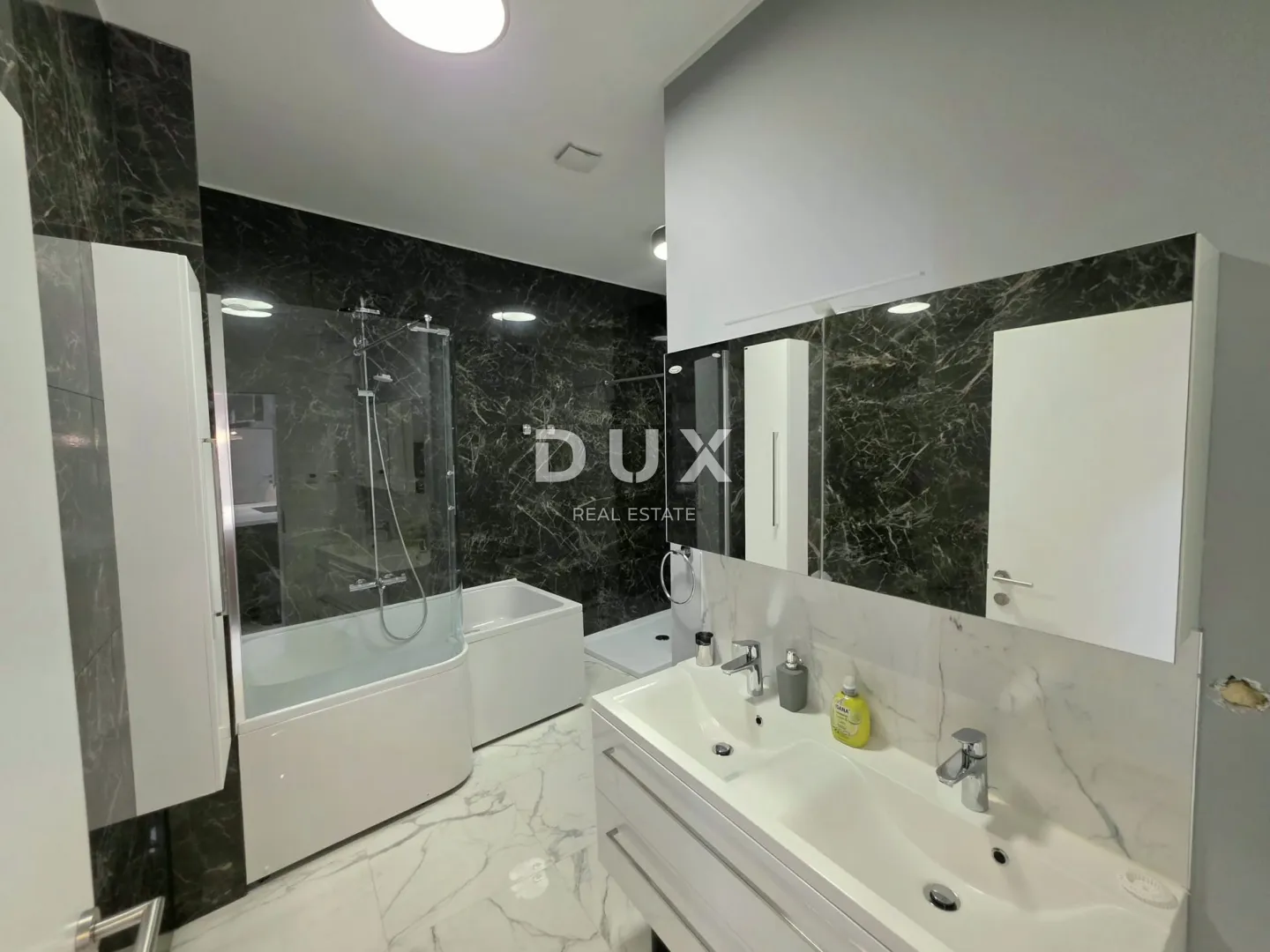 istra, poreč, 290.00 m2, pješačka zona, tri stana - slika 13