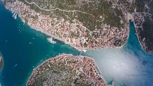 ŠIBENIK, TISNO – Poljoprivredno zemljište na atraktivnoj lokaciji, 450 m od mora