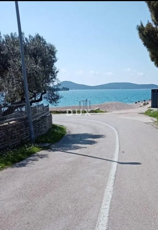 ŠIBENIK, VODICE - kuća s 3 terase i garažom udaljena samo 150 metara od plaže! PRILIKA!