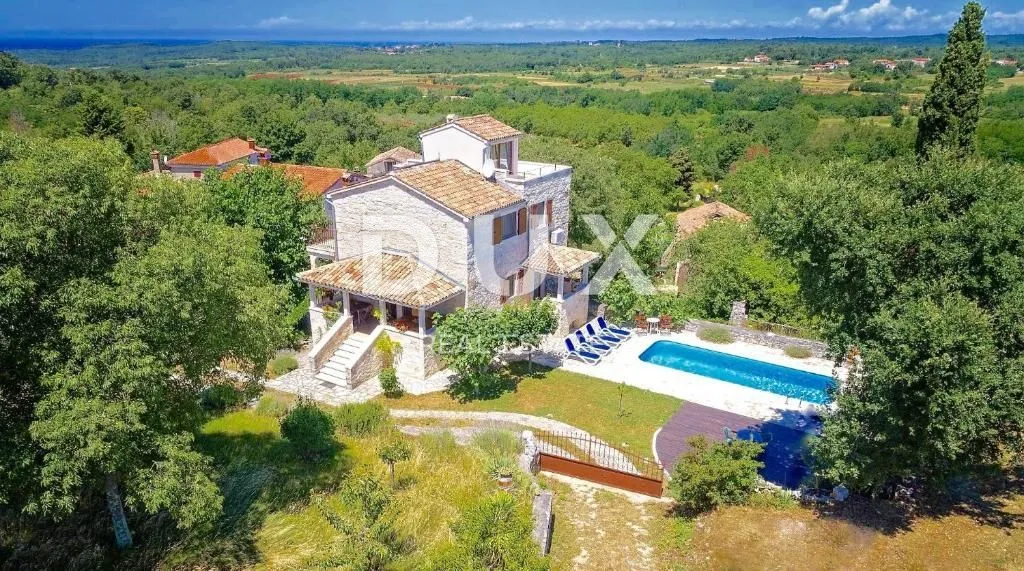 ISTRA,VIŠNJAN - Istarska autohtona kuća s bazenom i pogledom na more