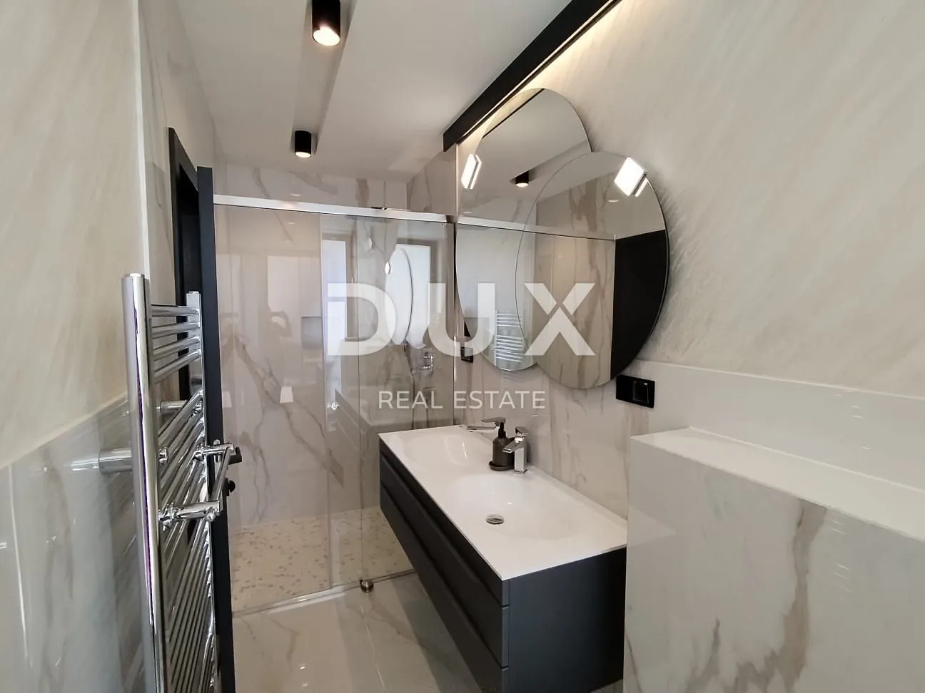 istra,medulin- luksuzna vila 150m od mora! - slika 96