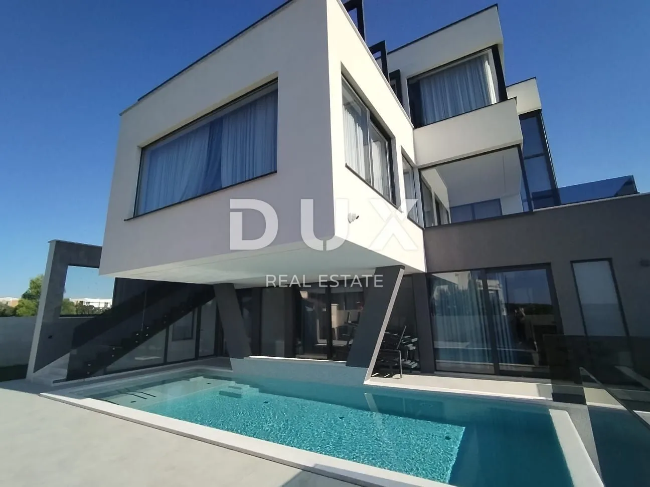 istra,medulin- luksuzna vila 150m od mora! - slika 1