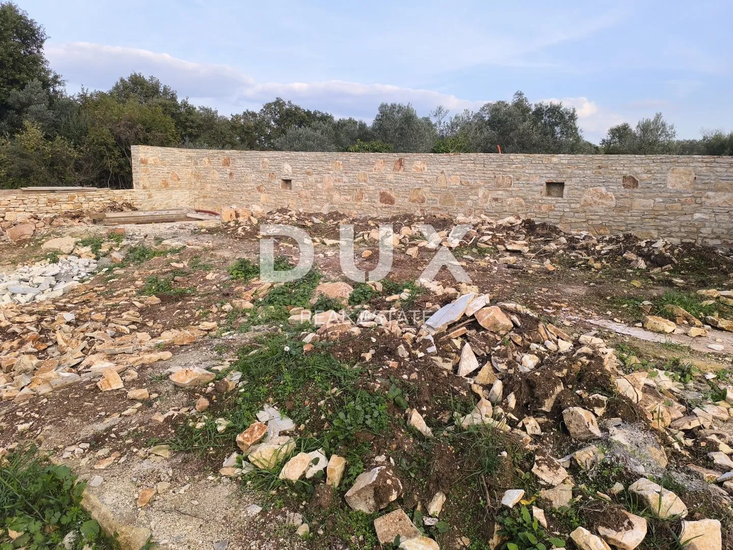 istra, peroj - vikend zemljište s ruševinom ograđeno suhozidom - slika 5