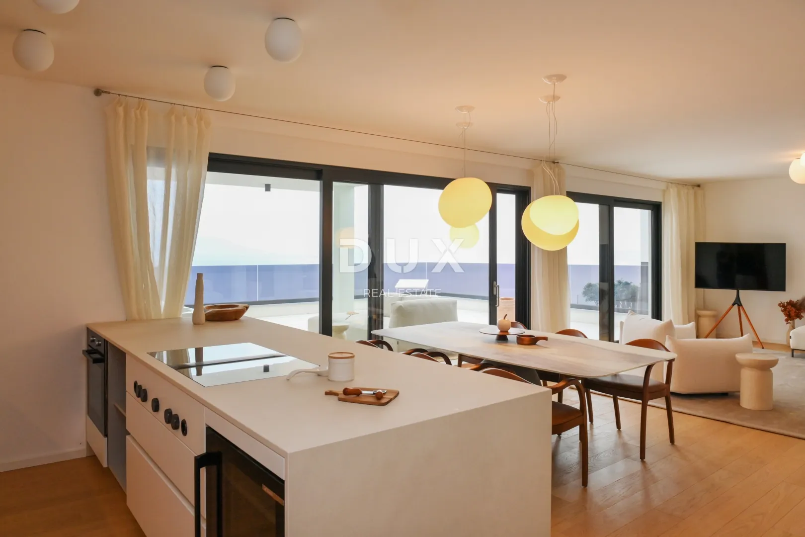 OPATIJA, CENTAR - dizajnerski penthouse s jacuzzijem i pogledom na more