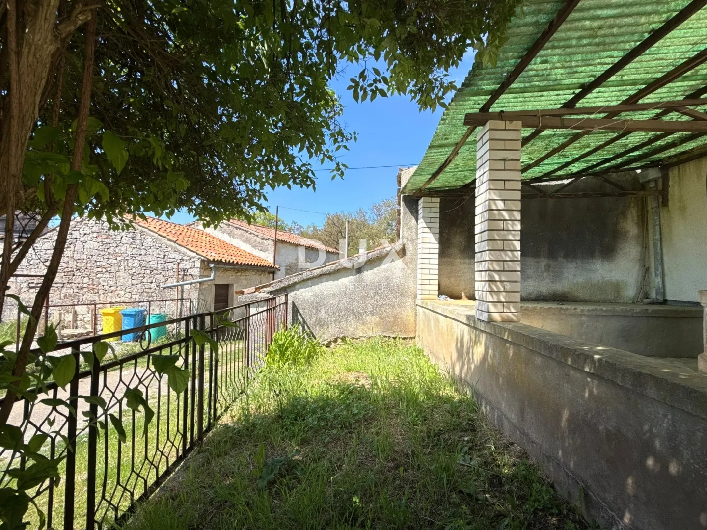 istra,gračišće - prostrana kuća na rubu naselja - slika 5
