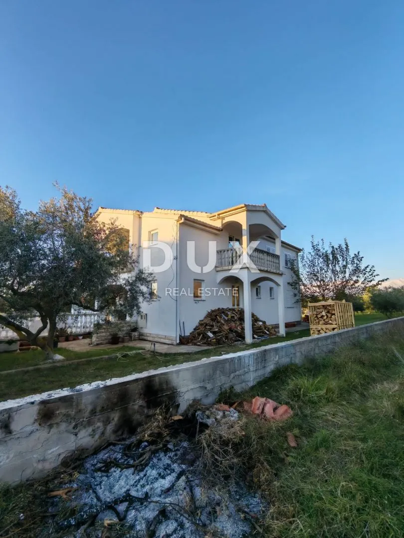 zadar, vrsi - kuća s velikim stanom, tri apartmana i prostranim dvorištem s maslinama! - slika 1