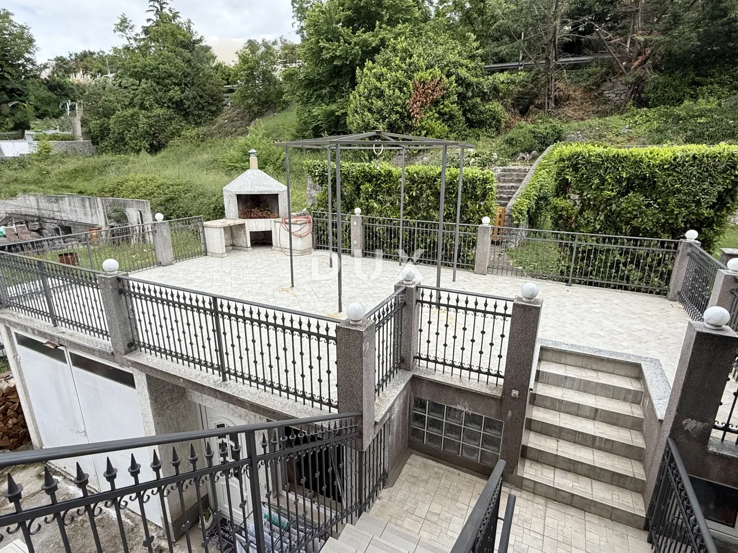 RIJEKA, MARTINKOVAC - tri stana s garažom na fantastičnoj lokaciji s pogledom na more