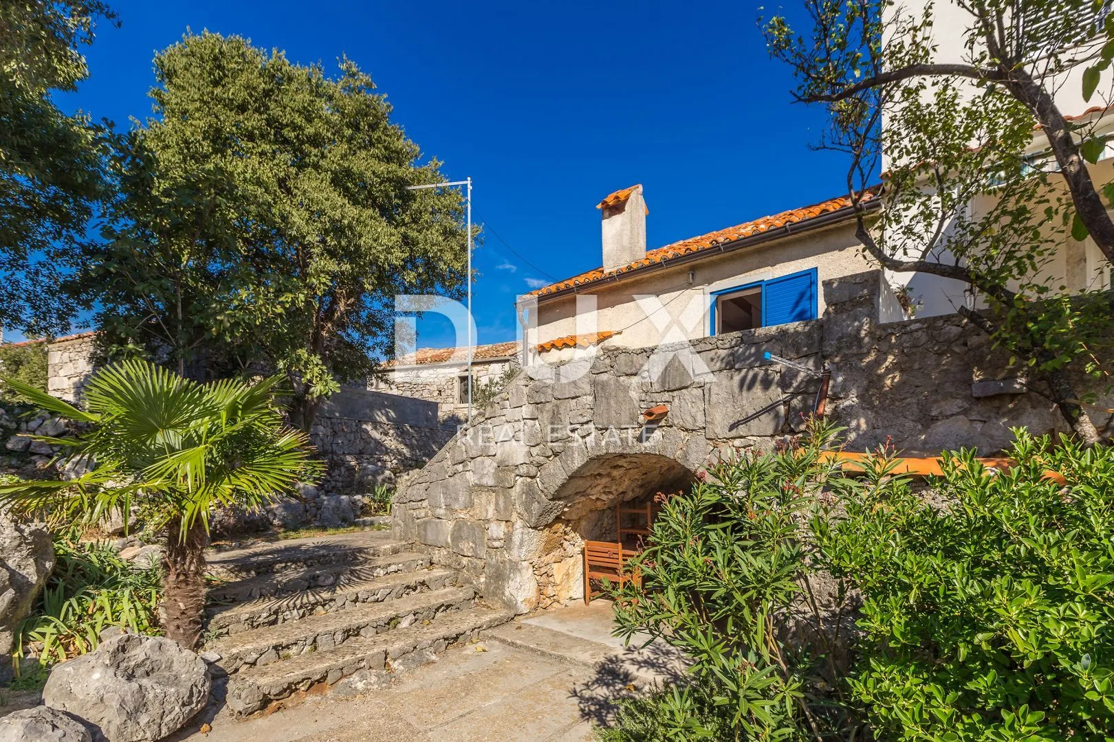 otok krk, kornić - autohtona kamena kuća s dvorištem - slika 3