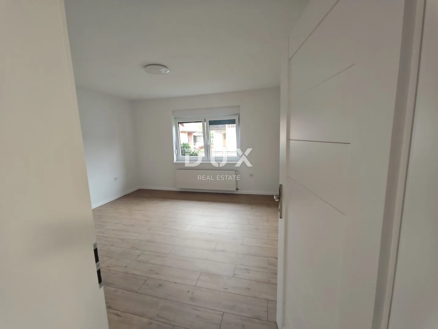 petrinja - komplet renovirana kuća s garažom - slika 10