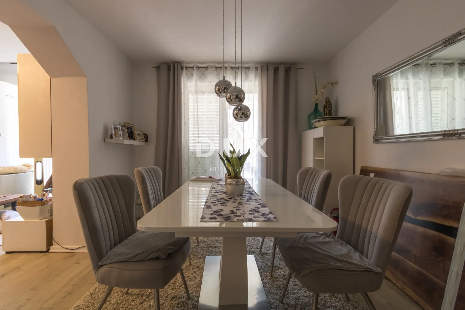 vodice, vila sa 7 apartmana i bazenom - slika 9