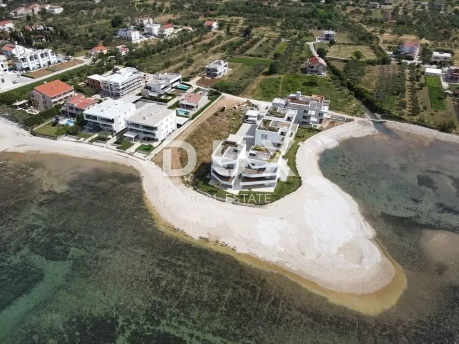 ZADAR, SUKOŠAN - Luksuzna lokacija za gradnju stanova ili vila u Sukošanu drugi red do mora!