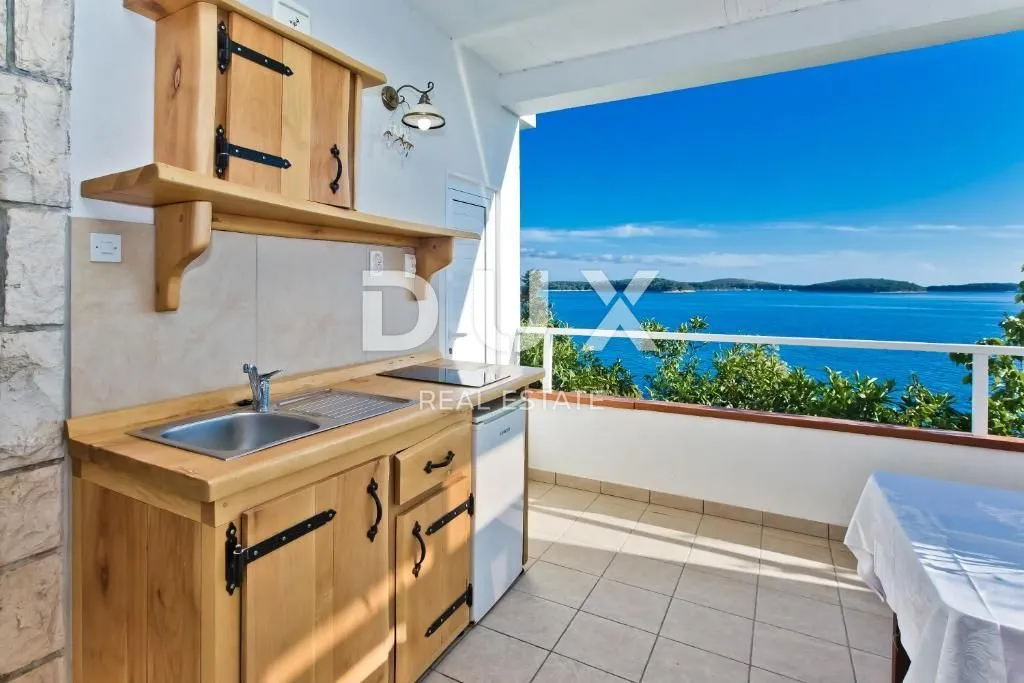 otok hvar - vila u gradu hvaru prvi red do mora - slika 25