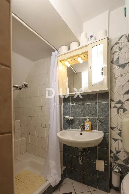 otok krk, grad krk - kuća u centru sa 7 apartmana - slika 9