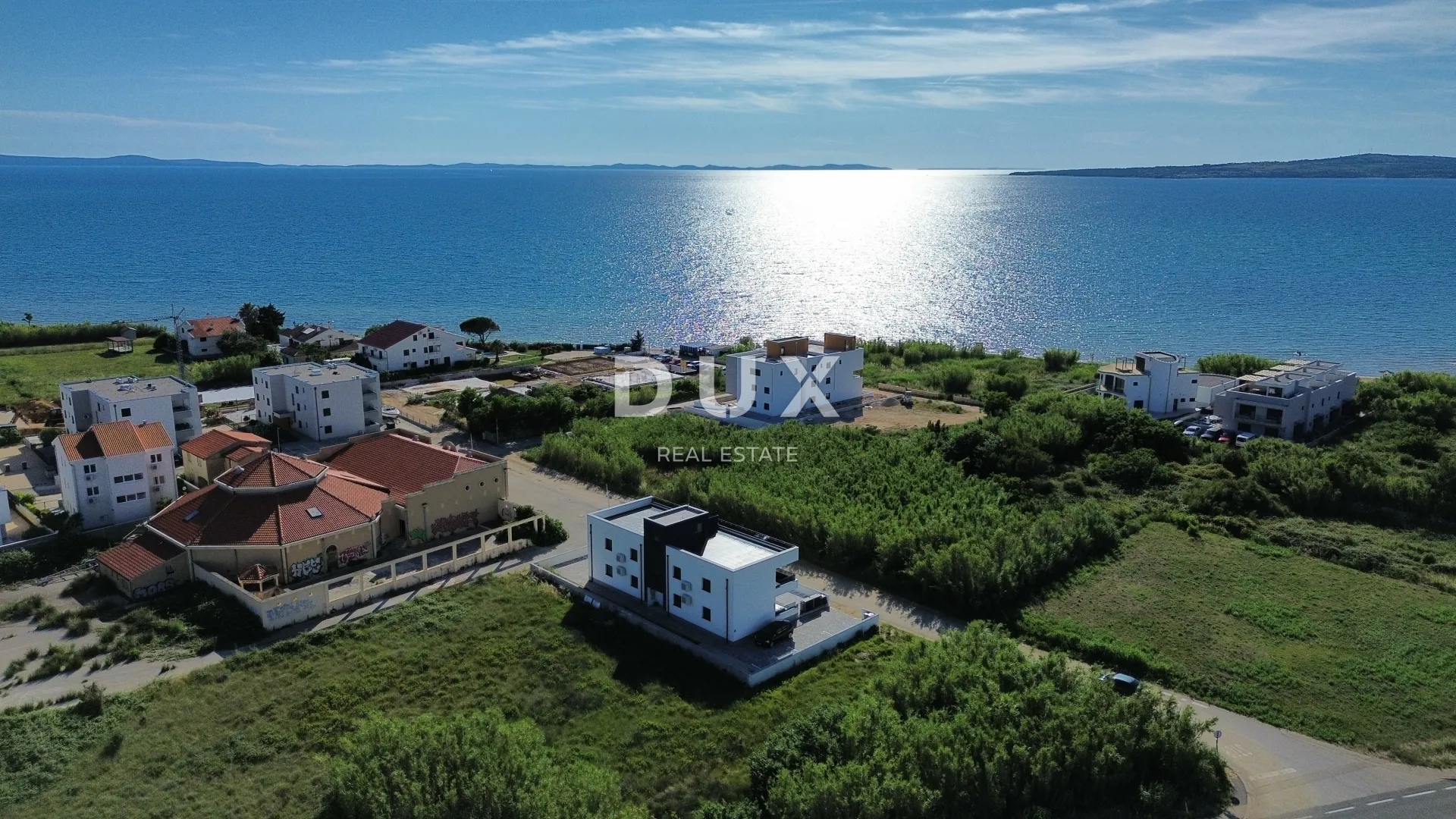 ZADAR, PRIVLAKA - Novogradnja! Vrhunski penthouse samo 140 metara od plaže s neodoljivim pogledom na more! S3