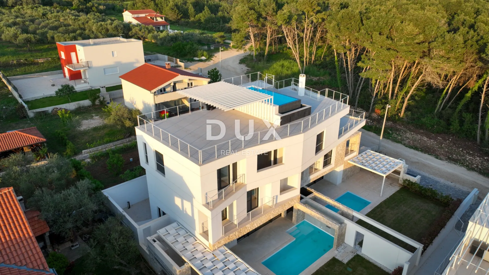 zadar, kožino, urbana vila sa 3 apartmana, 3 bazena, 9 parkinga - slika 4