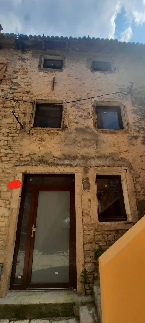 ISTRA, VODNJAN - Kuća u nizu za adaptaciju u starogradskoj jezgri
