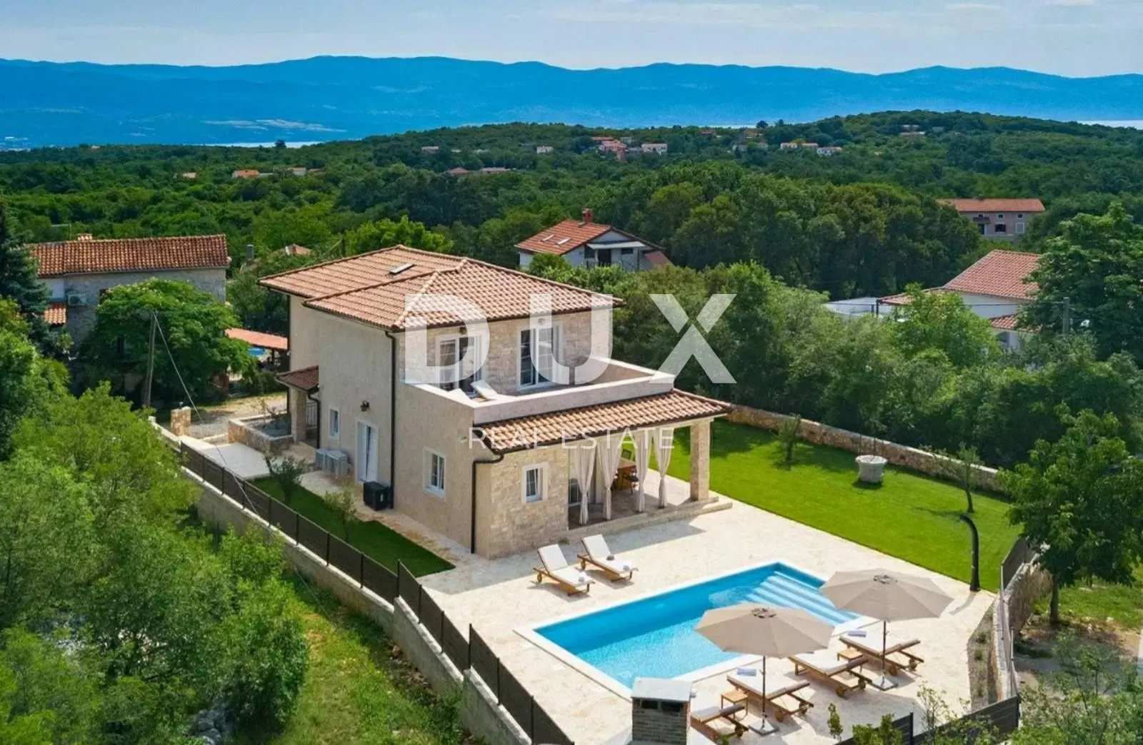 OTOK KRK - Mediteranska vila sa bazenom i velikom okućnicom - Dobrinj