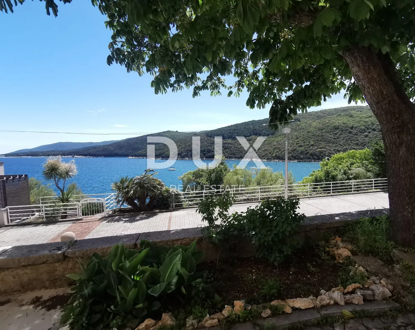istra, rabac - dva apartmana, prvi red do mora - slika 22