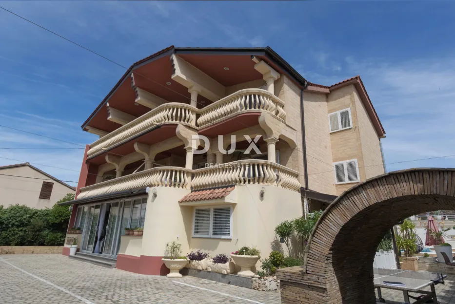 vodice, vila sa 7 apartmana i bazenom - slika 1