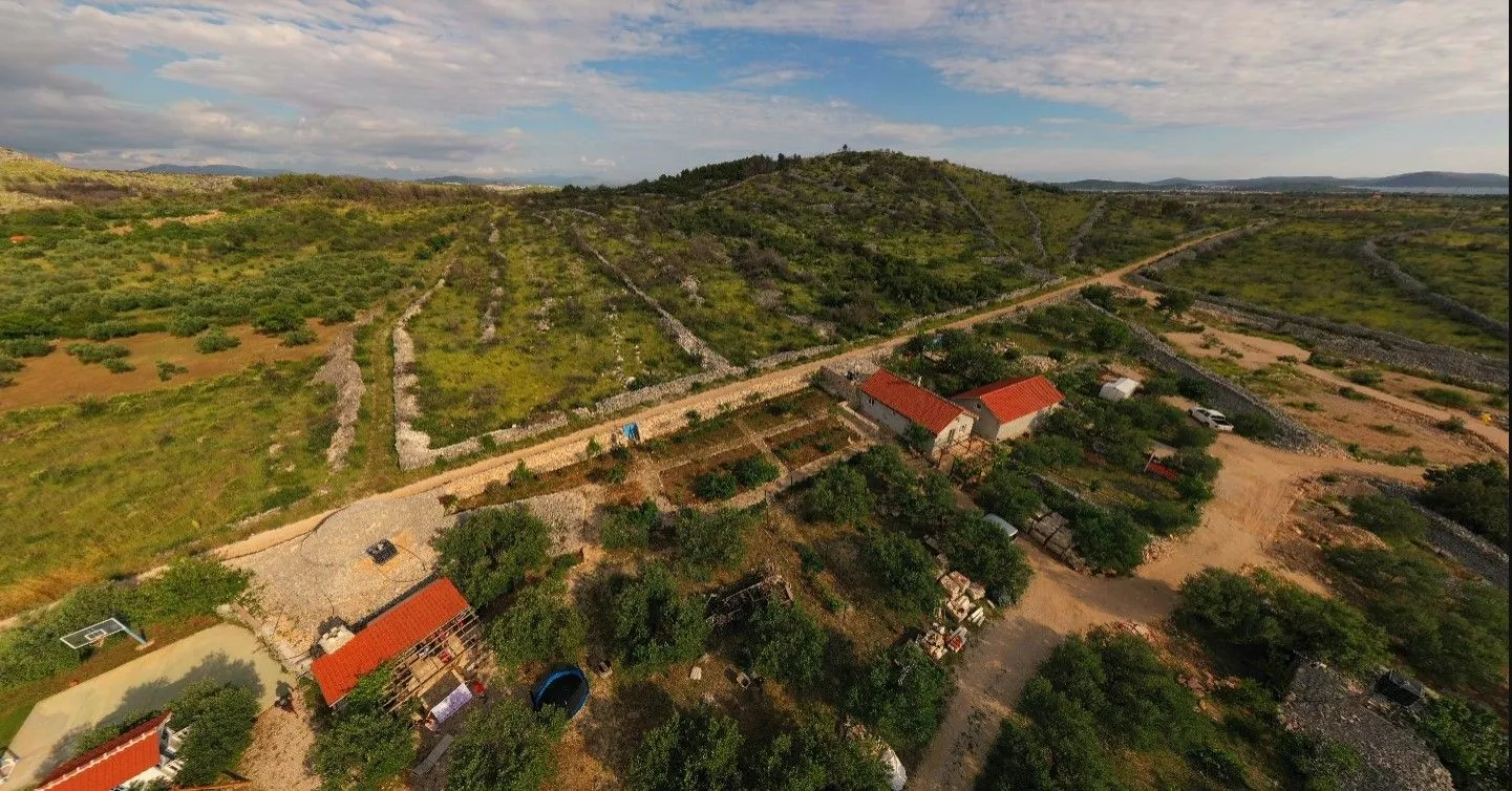 ŠIBENIK, ZATON - Prostrano imanje s objektom i građevinskom dozvolom - Zaton, Šibenik