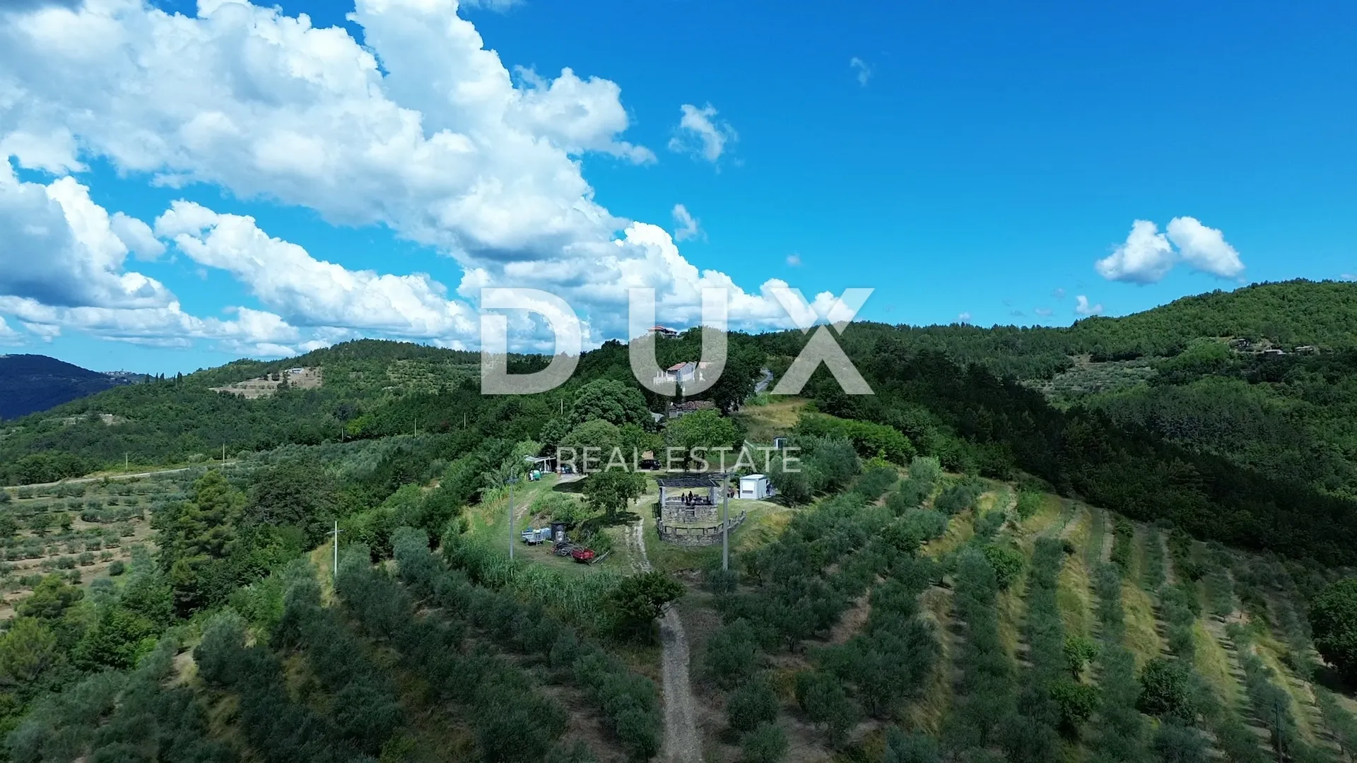 ISTRA, MOTOVUN - Veliko imanje od 170.000 m2, najljepši pogled u Istri - jezero Butoniga, Učka, Ćićarija, Motovun i Motovunska tartufarska šuma!