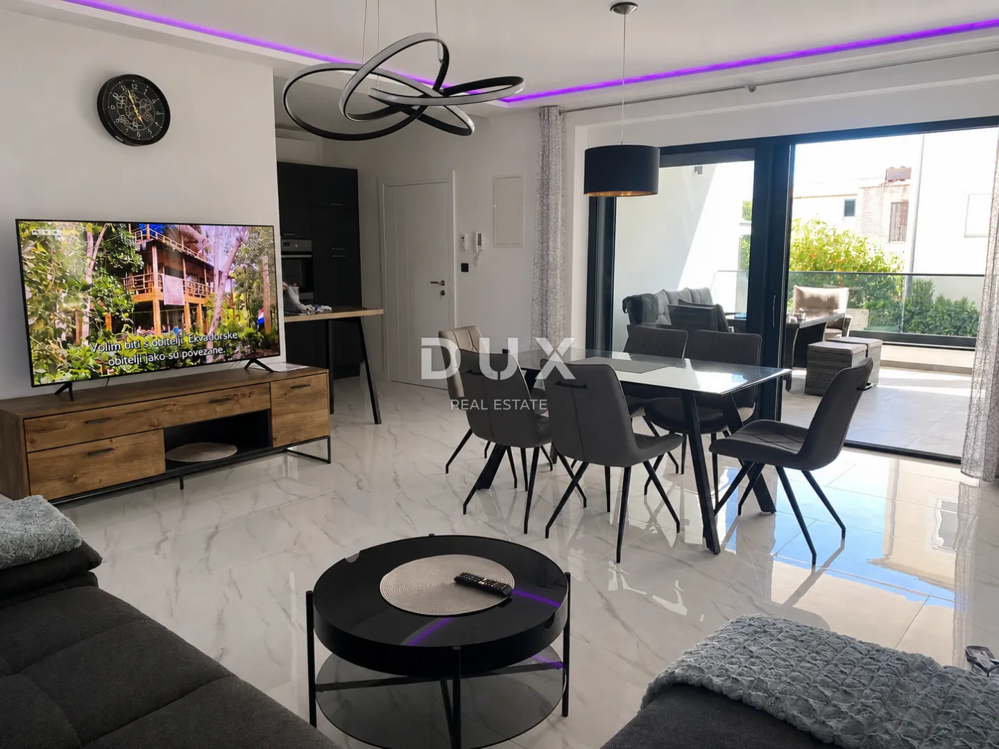 VODICE, SRIMA – Dvosoban stan s natkrivenom terasom od 20m2, 50m od mora i plaže - Srima, Vodice