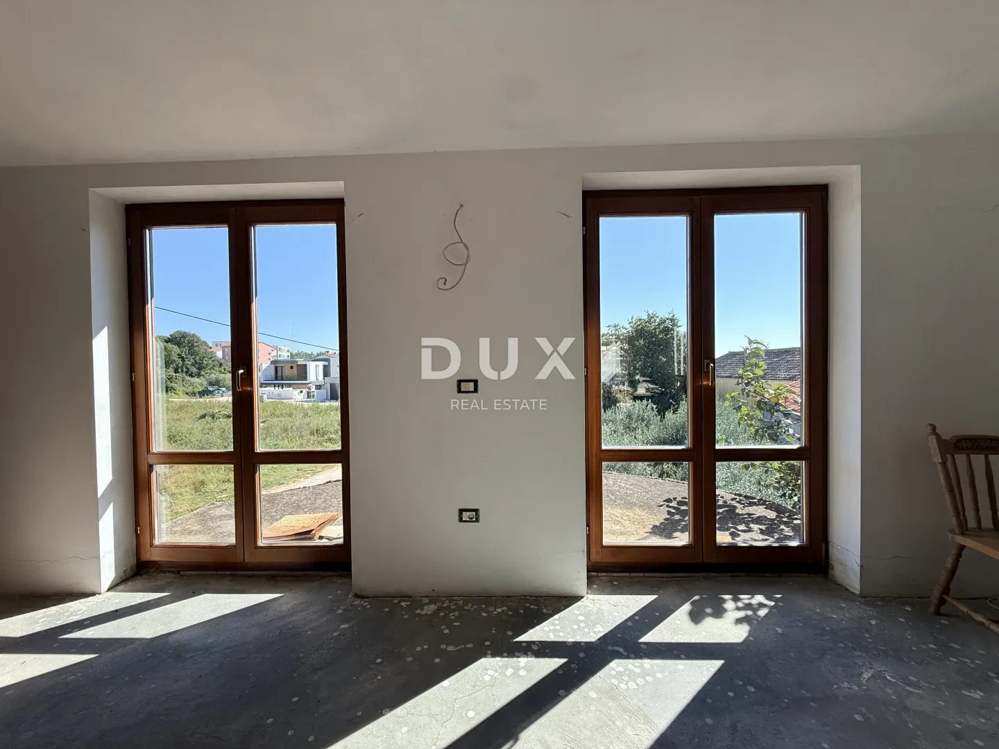 istra, pomer - samostojeća kuća 250m2 s garažom i okućnicom, 150m od mora - slika 25