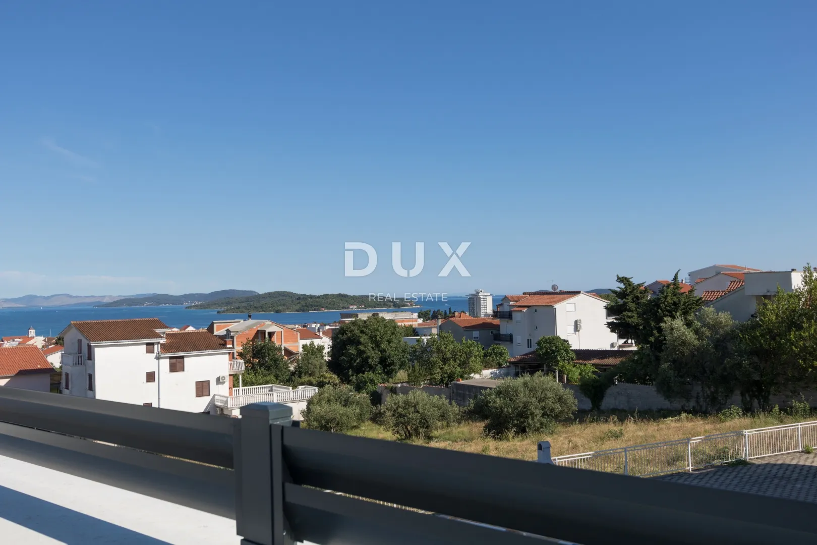dalmacija, vodice - dvosoban stan, panoramska krovna terasa - slika 11