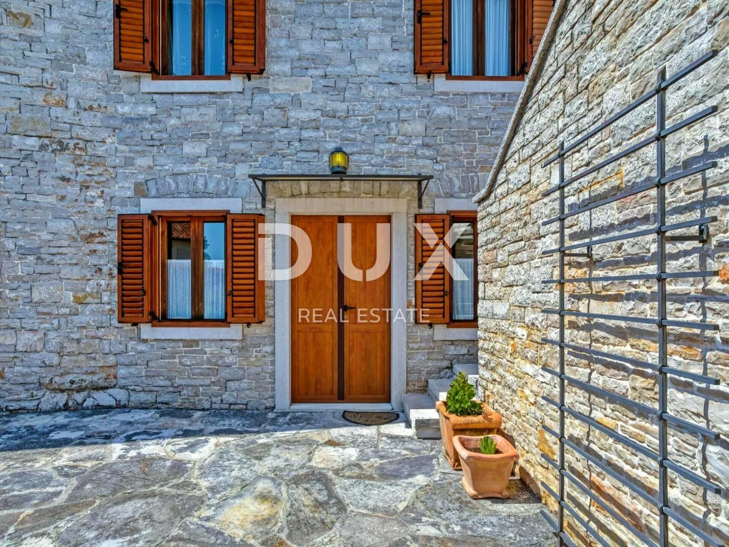 istra, tinjan - kamena autohtona vila - slika 37