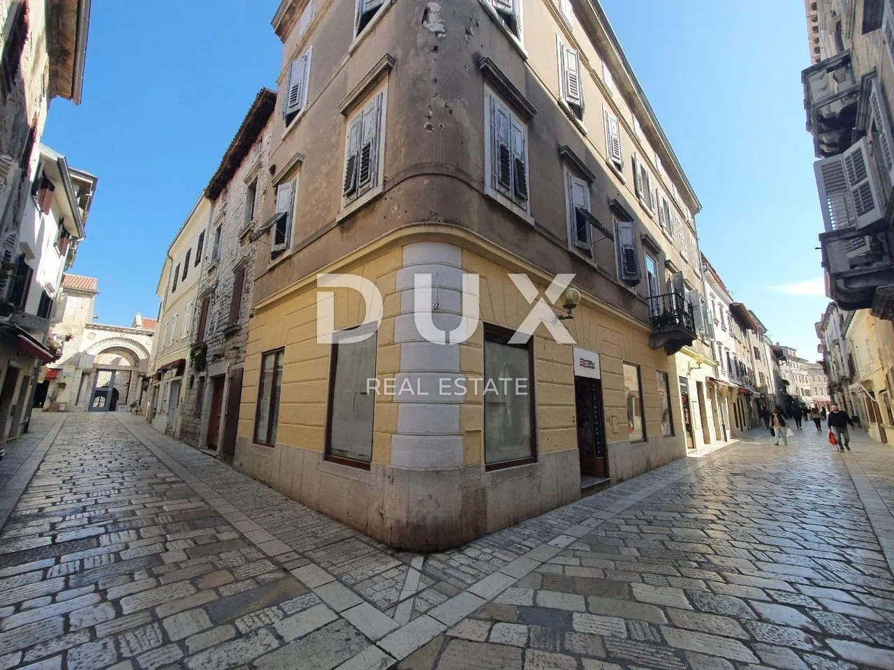 istra, poreč - prostrani stan u srcu starog grada - slika 8