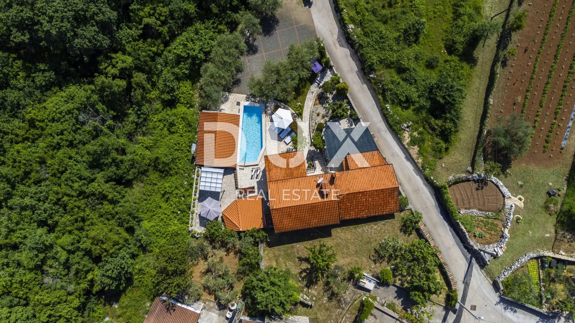 otok krk, vrbnik (okolica) - prilika! kuća s bazenom i jacuzzijem - slika 6