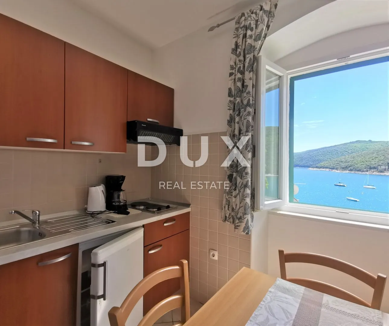 istra, rabac - dva apartmana, prvi red do mora - slika 3