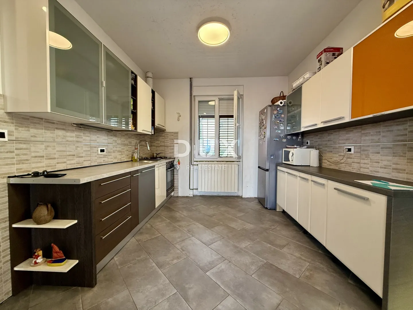 rijeka, donji zamet, dvosobni stan, 74 m2, okućnica, parking, lokacija, nova fasada - slika 3