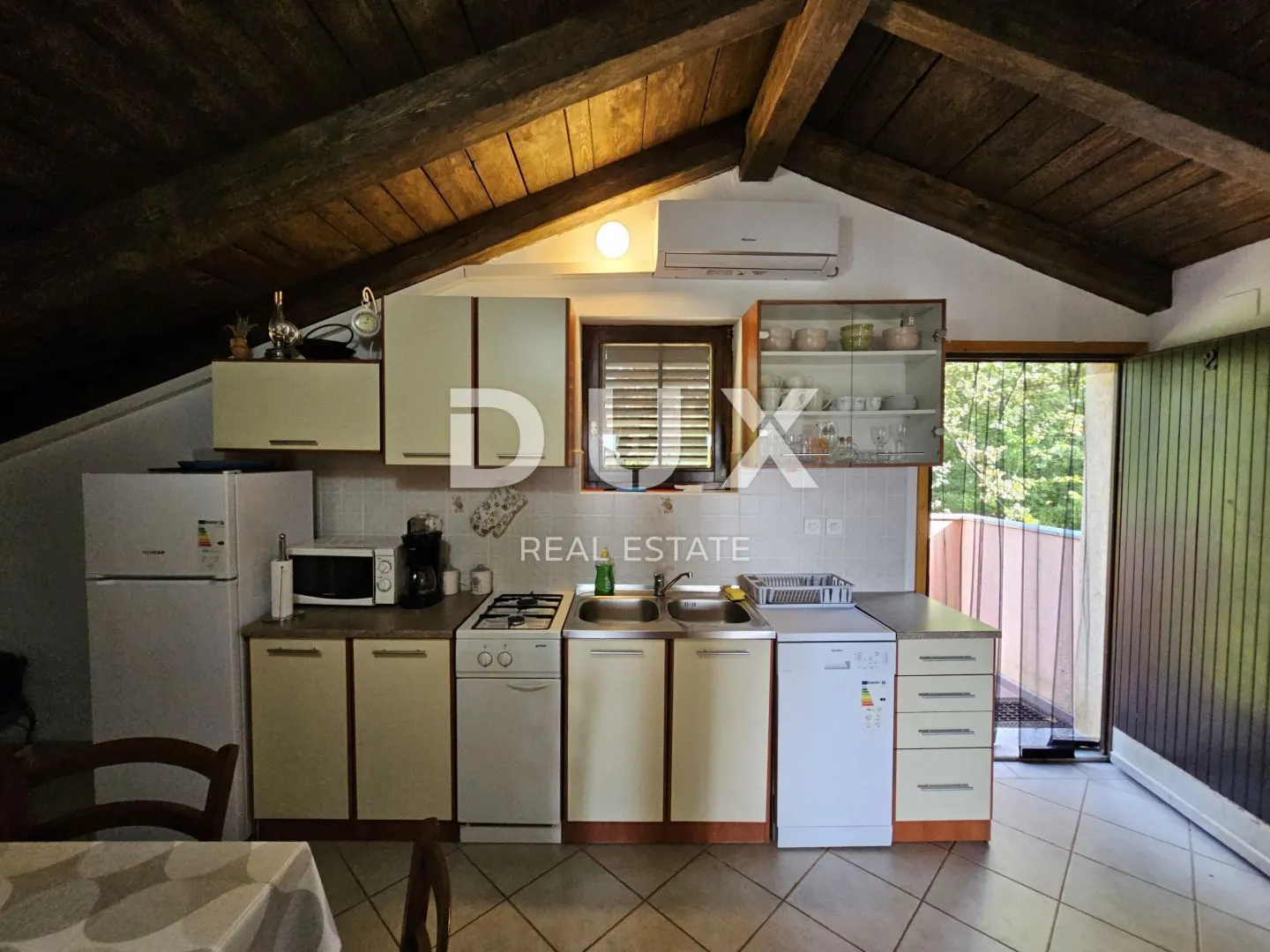otok krk, vrbnik (okolica) - samostojeća kuća na osami sa dva apartmana - slika 9