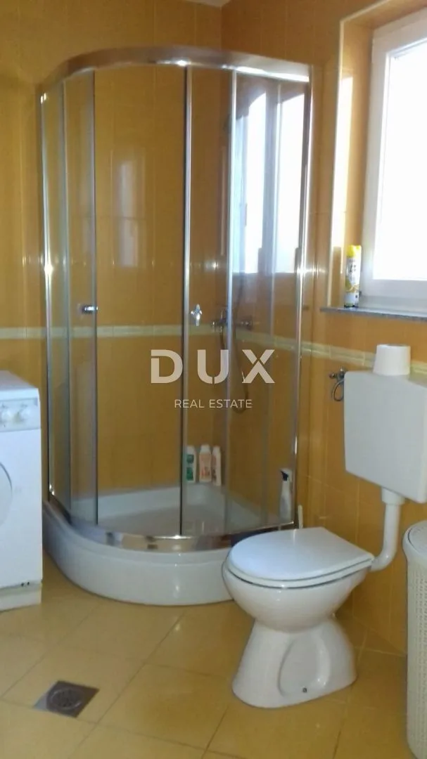 otok krk, grad krk - trosobni dvoetažni stan sa vrtom - slika 9
