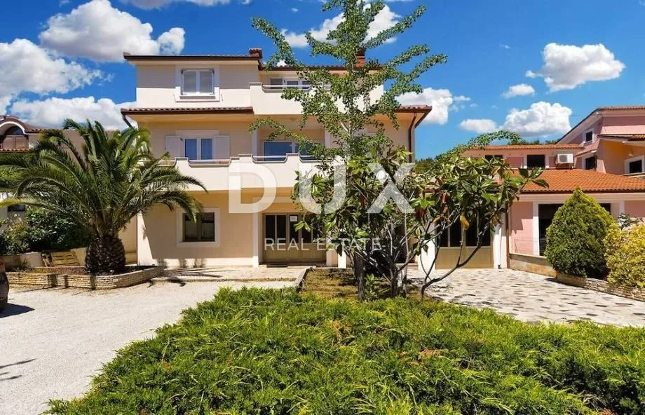 ISTRA, ŠTINJAN - Obiteljska apatmanska kuća smještena na mirnoj lokaciji - Štinjan, Pula