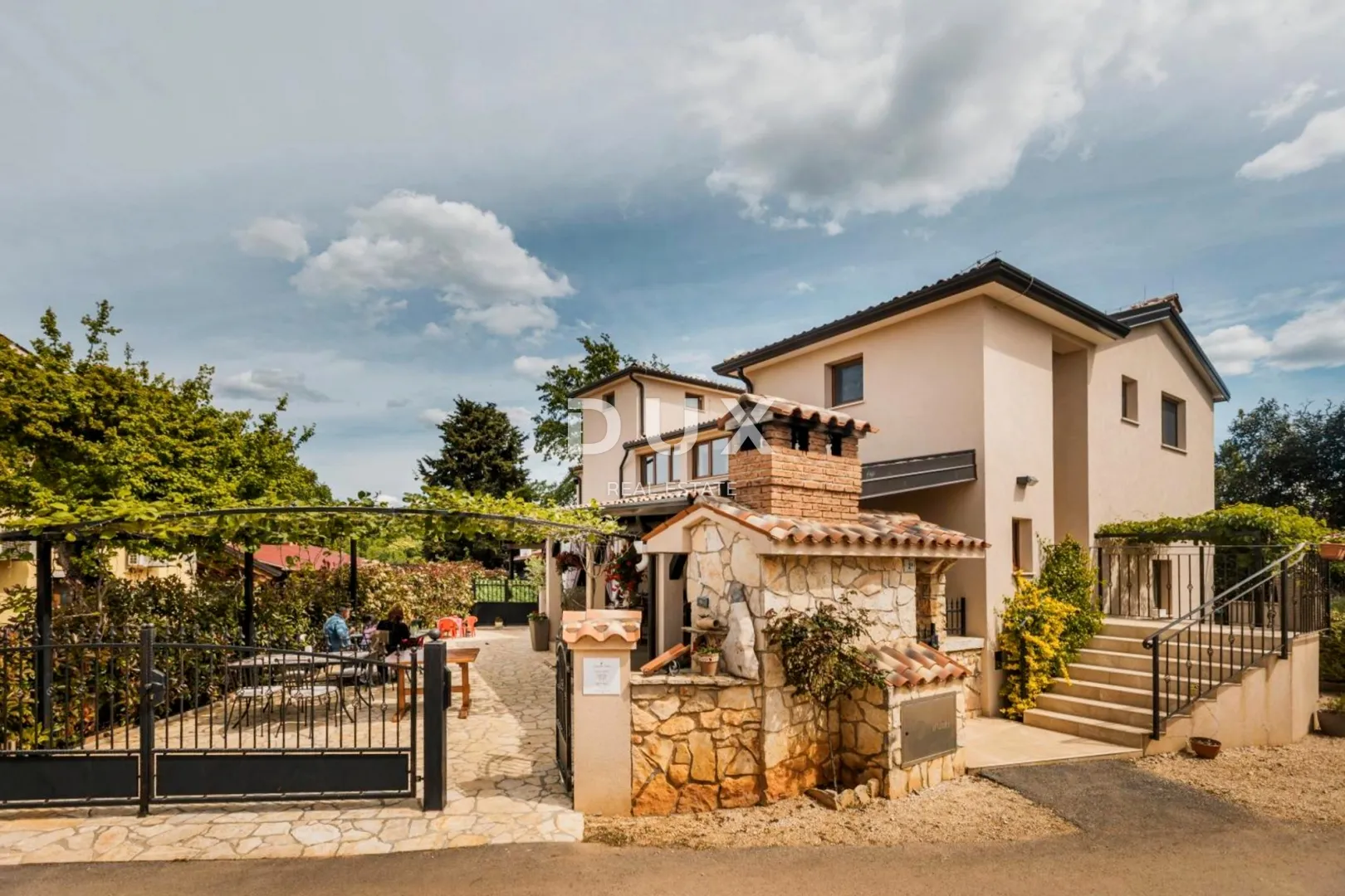 ISTRA, POREČ - Poslovna zgrada s restoranom i smještajnim jedinicama