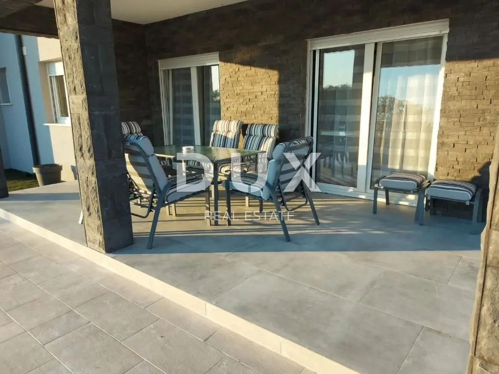 zadar, murvica - vila s bazenom i velikom okućnicom! - slika 12