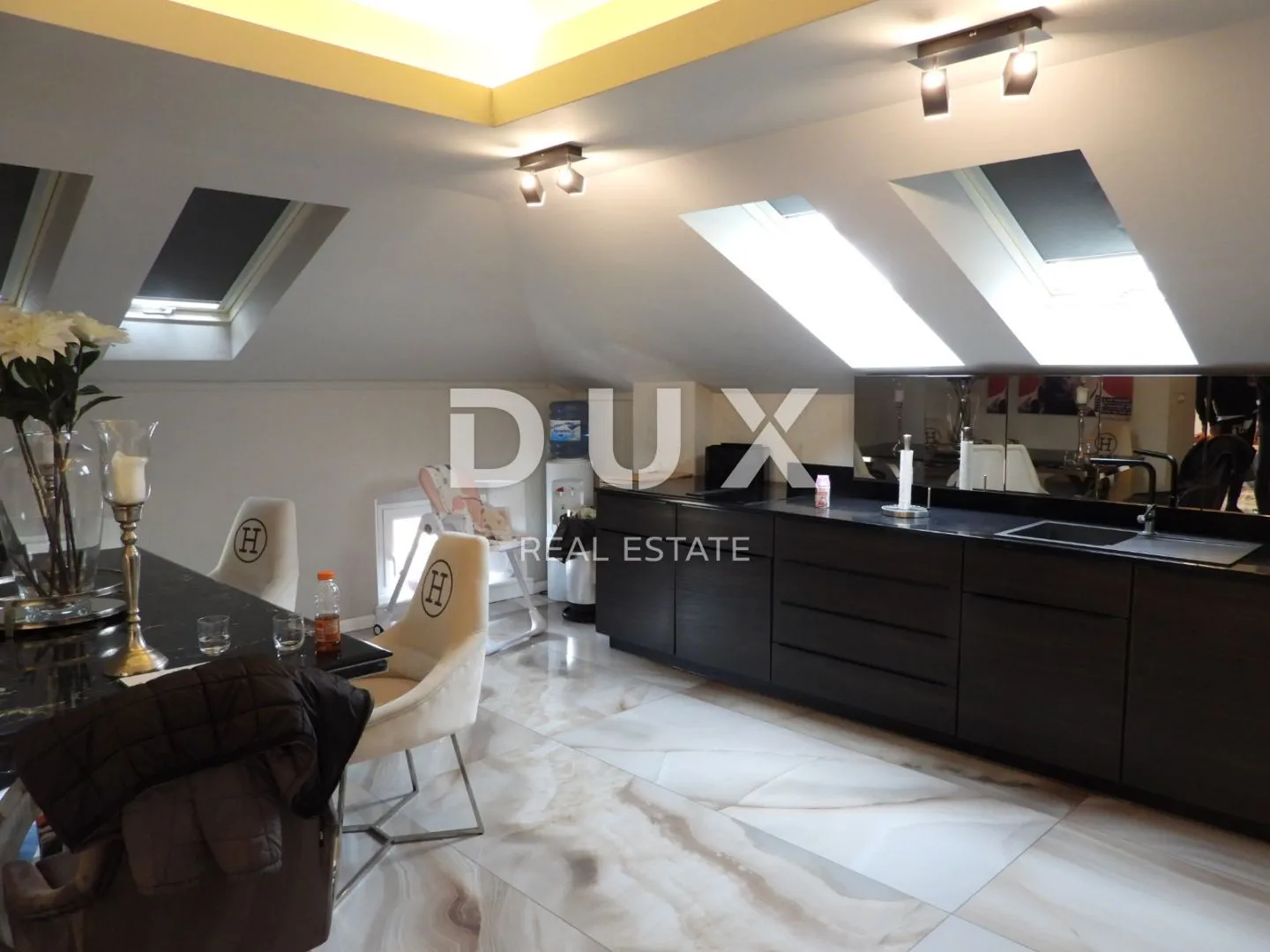 opatija, centar- eksluzivno uređen dvoetažni stan 4s+db 165m2 - slika 34