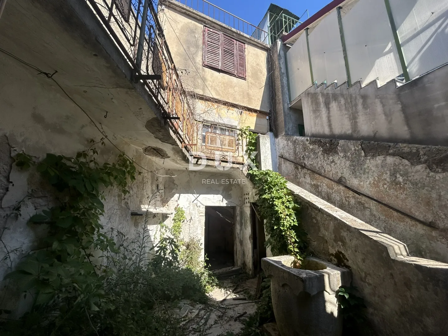 Vodice, centar, kamena kuća, 170 m², 150 m od mora