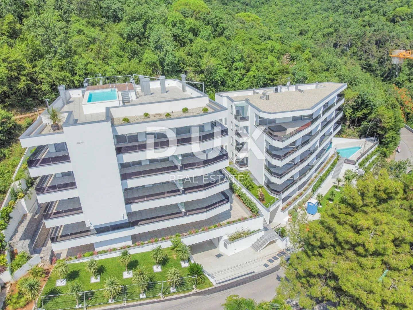 OPATIJA, CENTAR - prostrani stan u novogradnji s pogledom na more, zajednički bazen, garaža