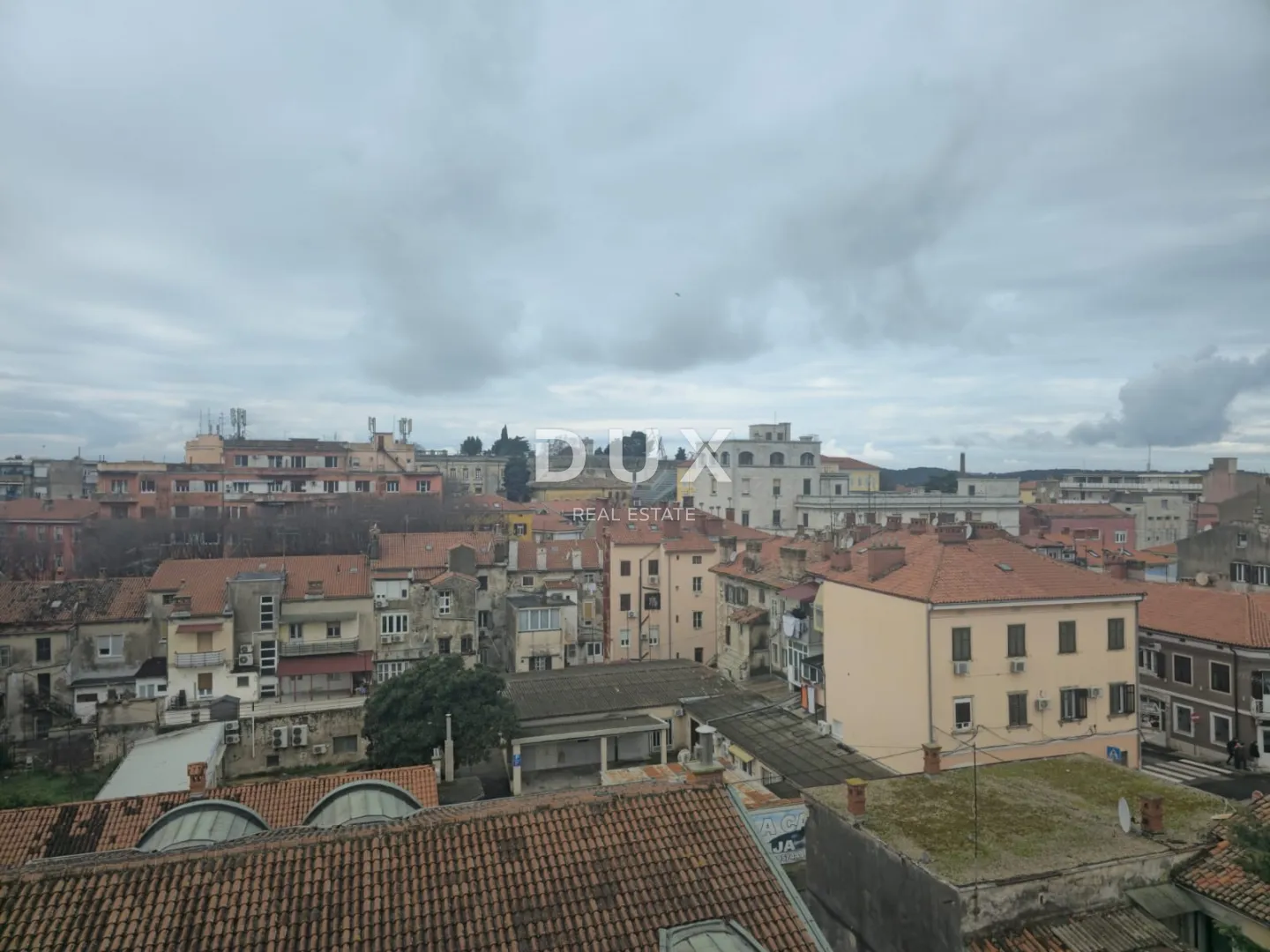 istra,pula- stan u centru grada - slika 11
