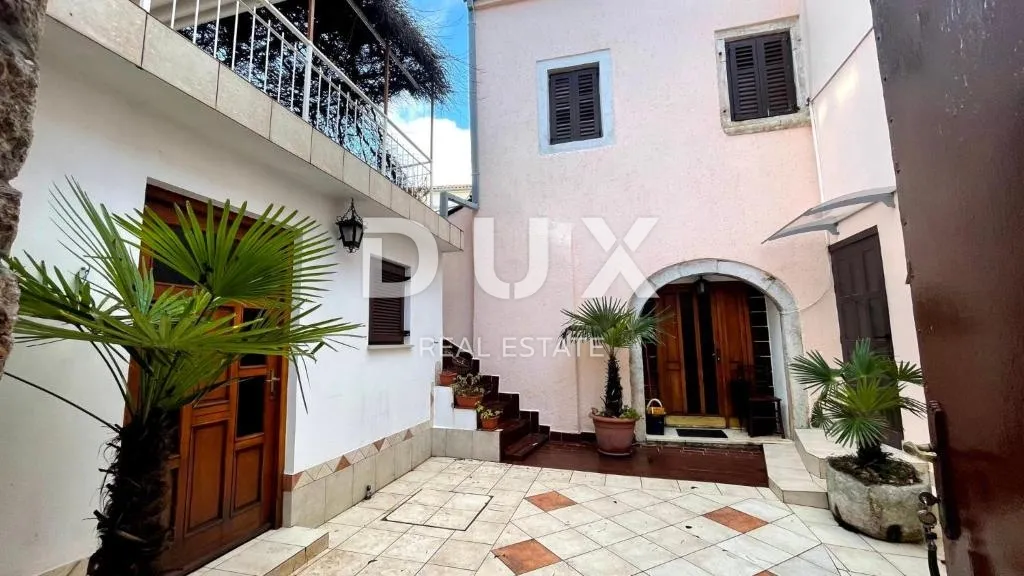 otok krk, grad krk - kuća u centru sa 7 apartmana - slika 2