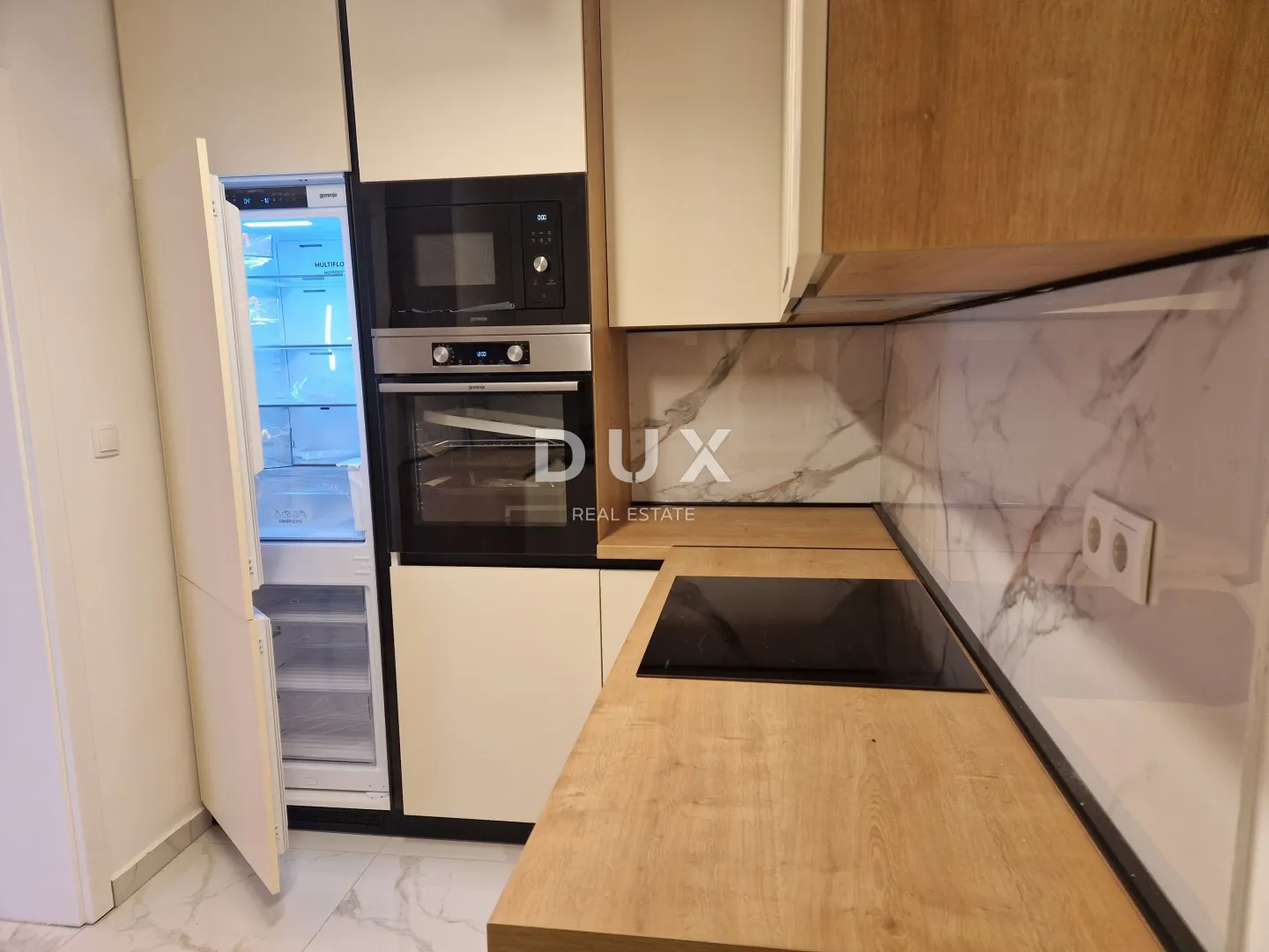 istra, labin – stan, 81 m², terasa, vrt i pogled na grad - slika 10