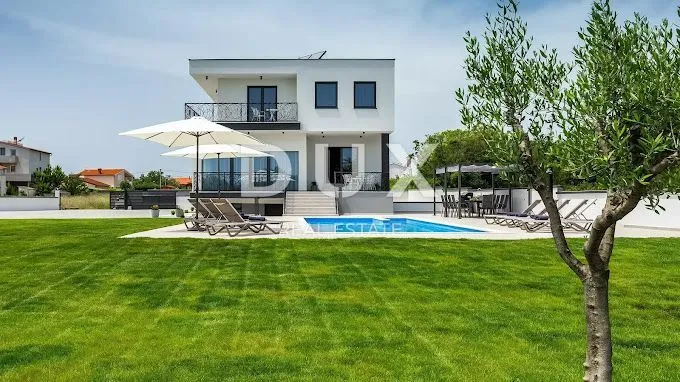 istra, štinjan - luksuzna villa s bazenom - slika 1