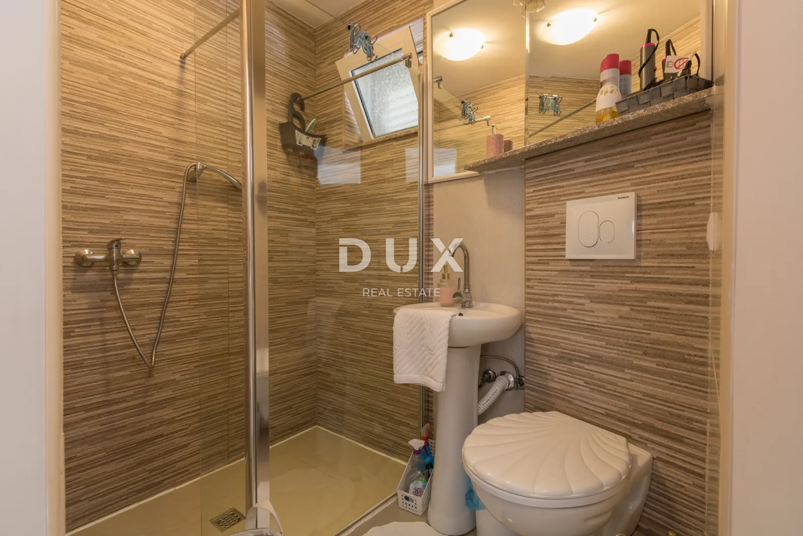 vodice, vila sa 7 apartmana i bazenom - slika 16