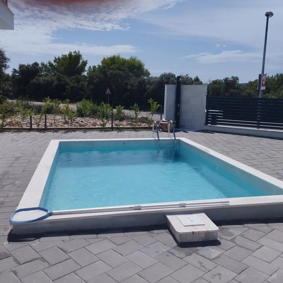 šibenik(okolica) - moderna novogradnja 200 metara od mora - slika 4