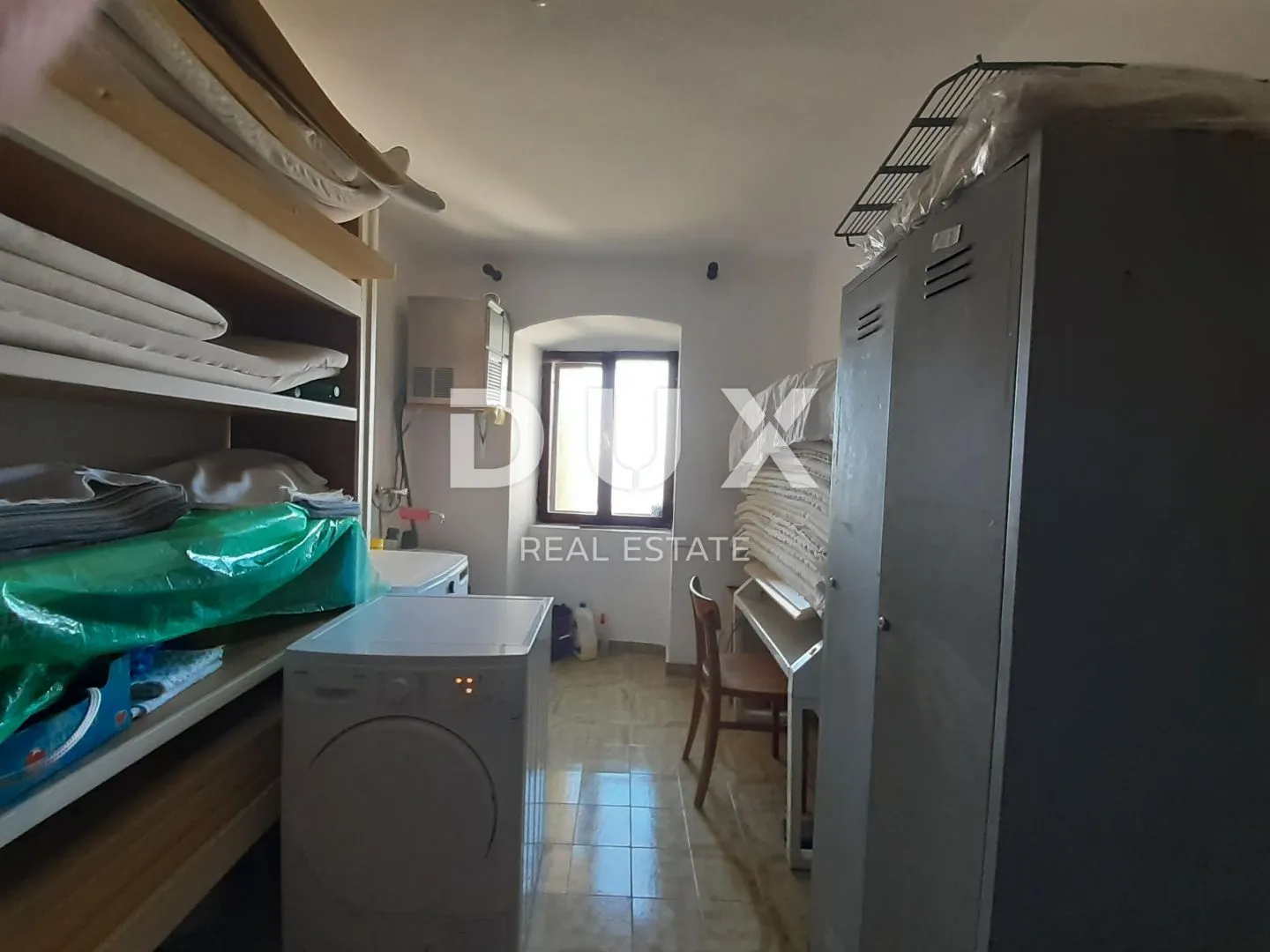 istra, motovun - višekatnica u centru motovuna - slika 4